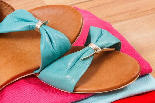 Comment associer des sandales compensées avec des tenues de plage?